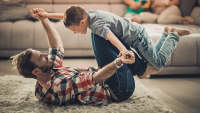 和儿子玩的男人可能会引发风湿性关节炎。