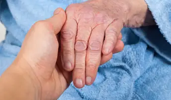 握着老人家的左手。