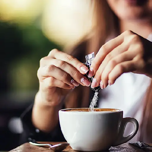 妇女倾吐的人为甜味甜点包 - 咖啡