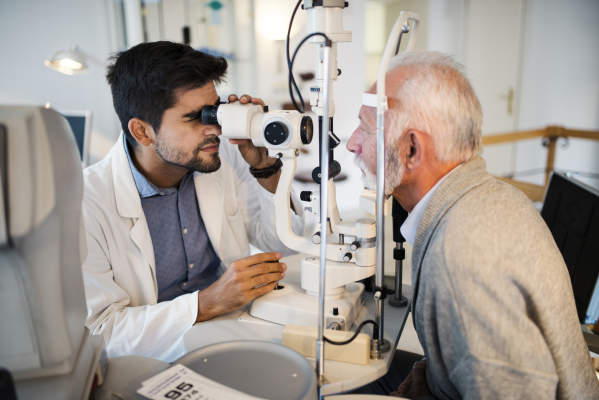 一位老人正在接受视力检查