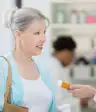 药剂师提醒患者药物相互作用。