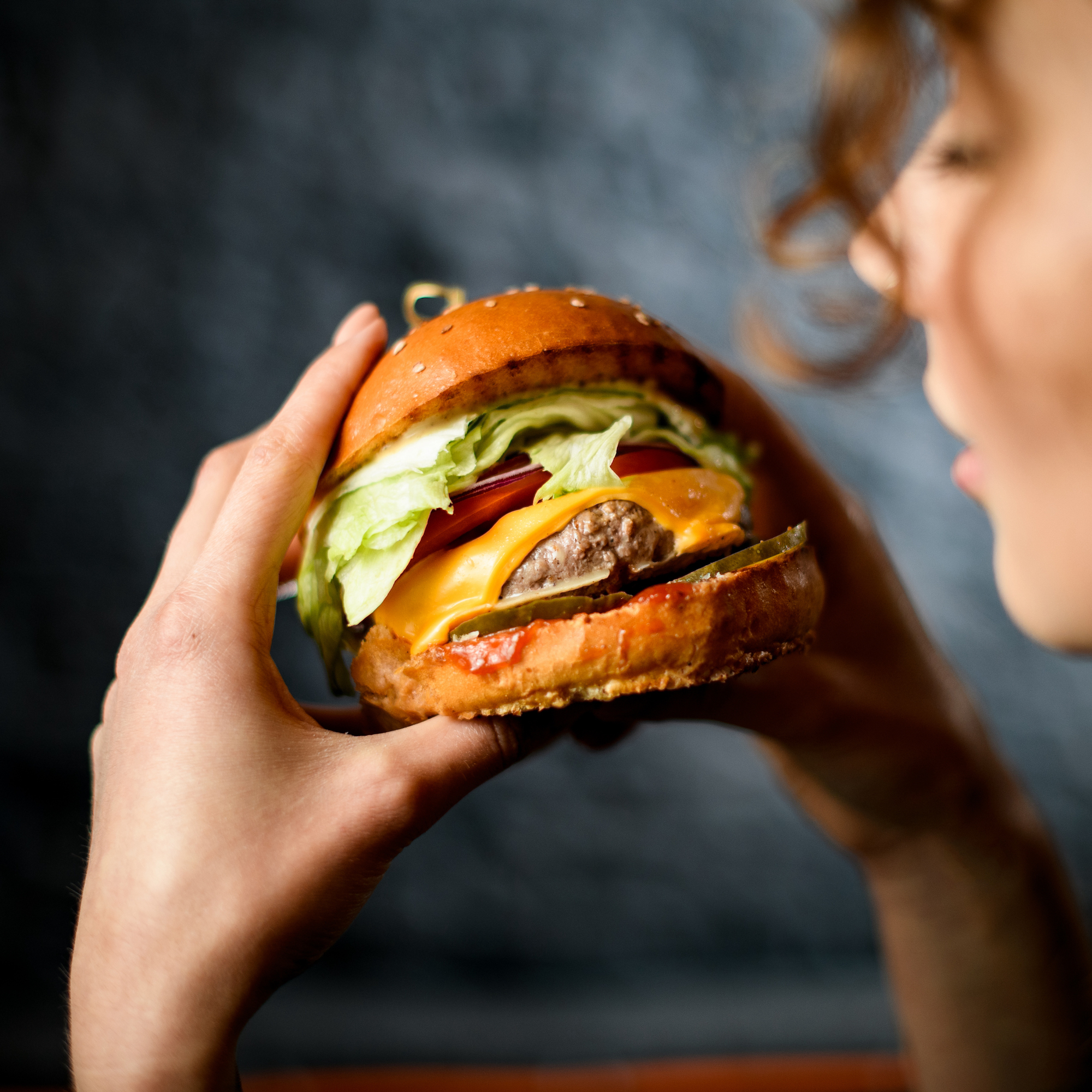 女人吃一个汉堡包