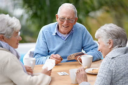 老人们在打牌喝咖啡。