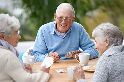 老年人打牌喝咖啡。