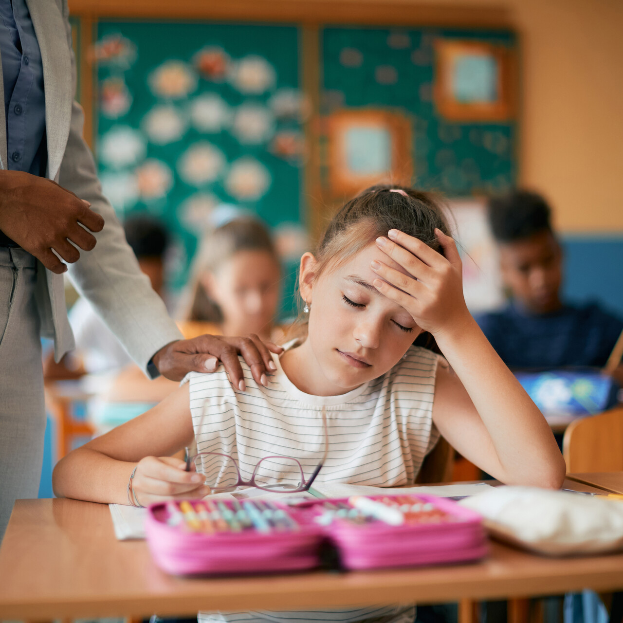 女孩在学校上课头痛。