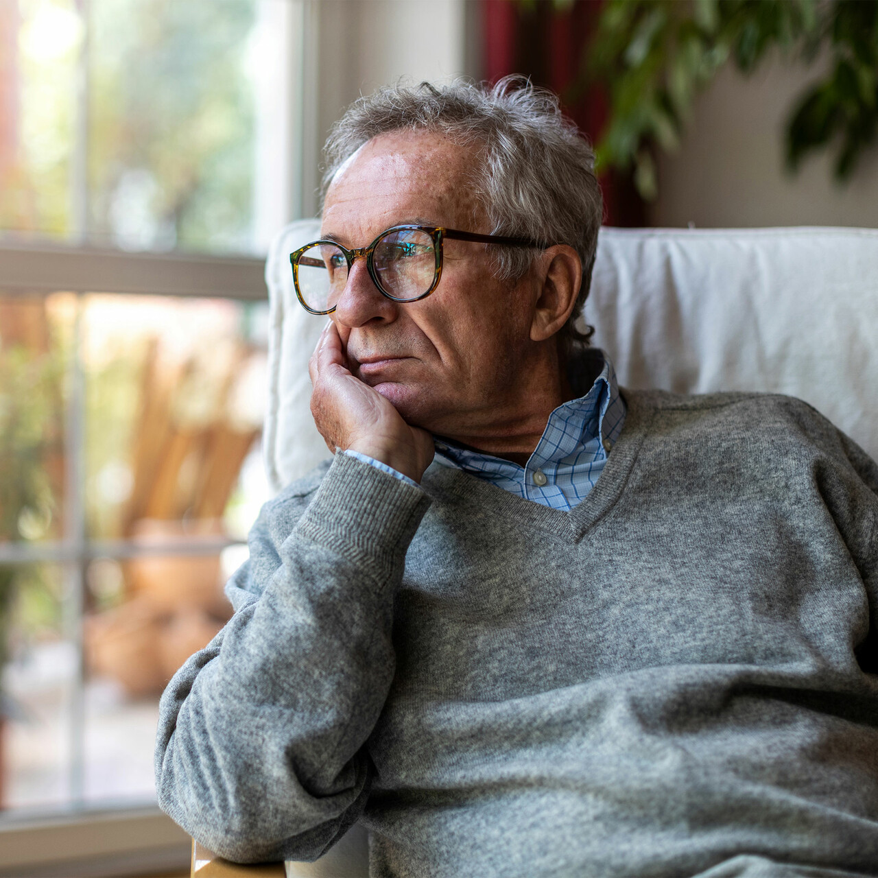 一个人在家里看起来的一个窗口