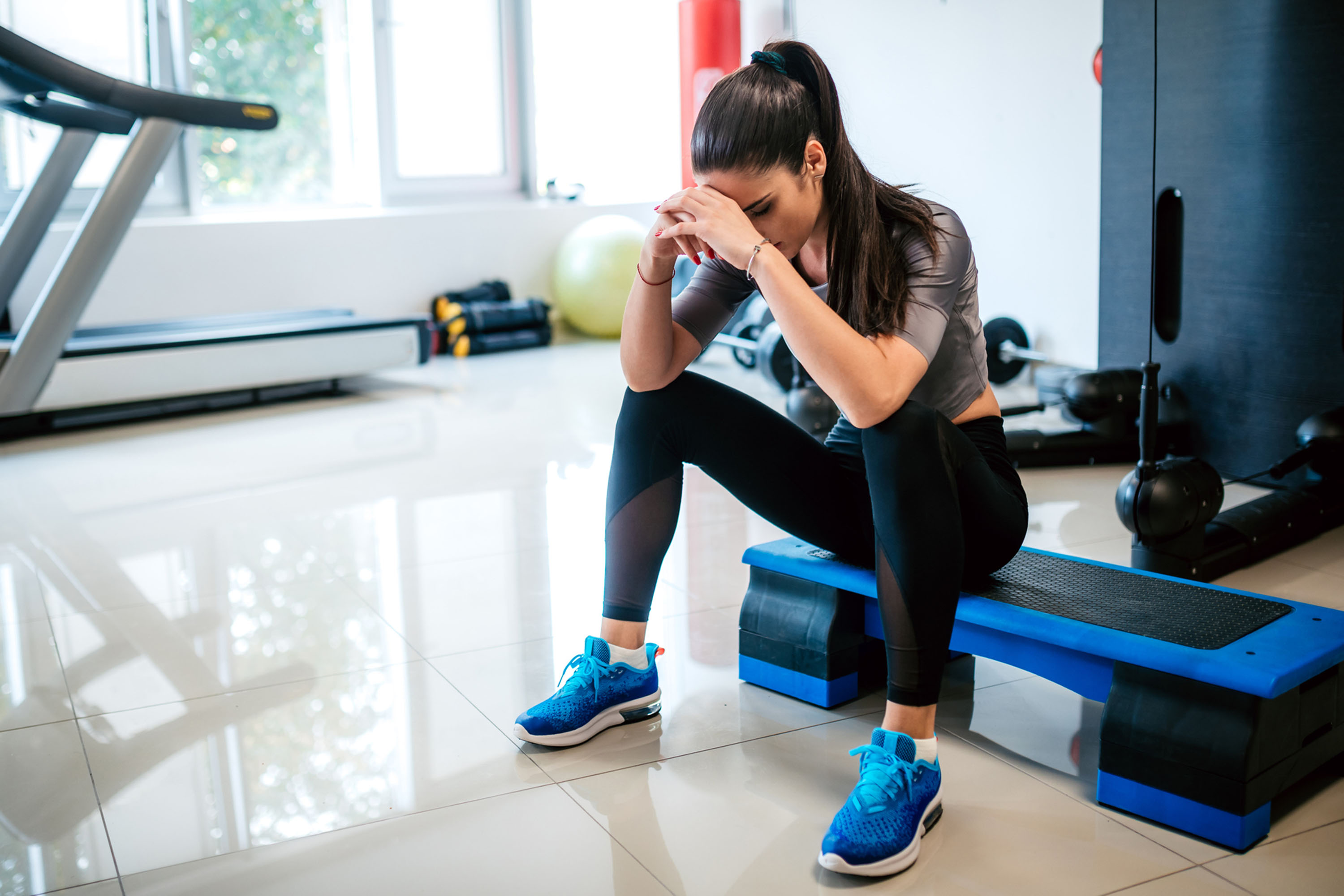 疲惫的女人在健身房