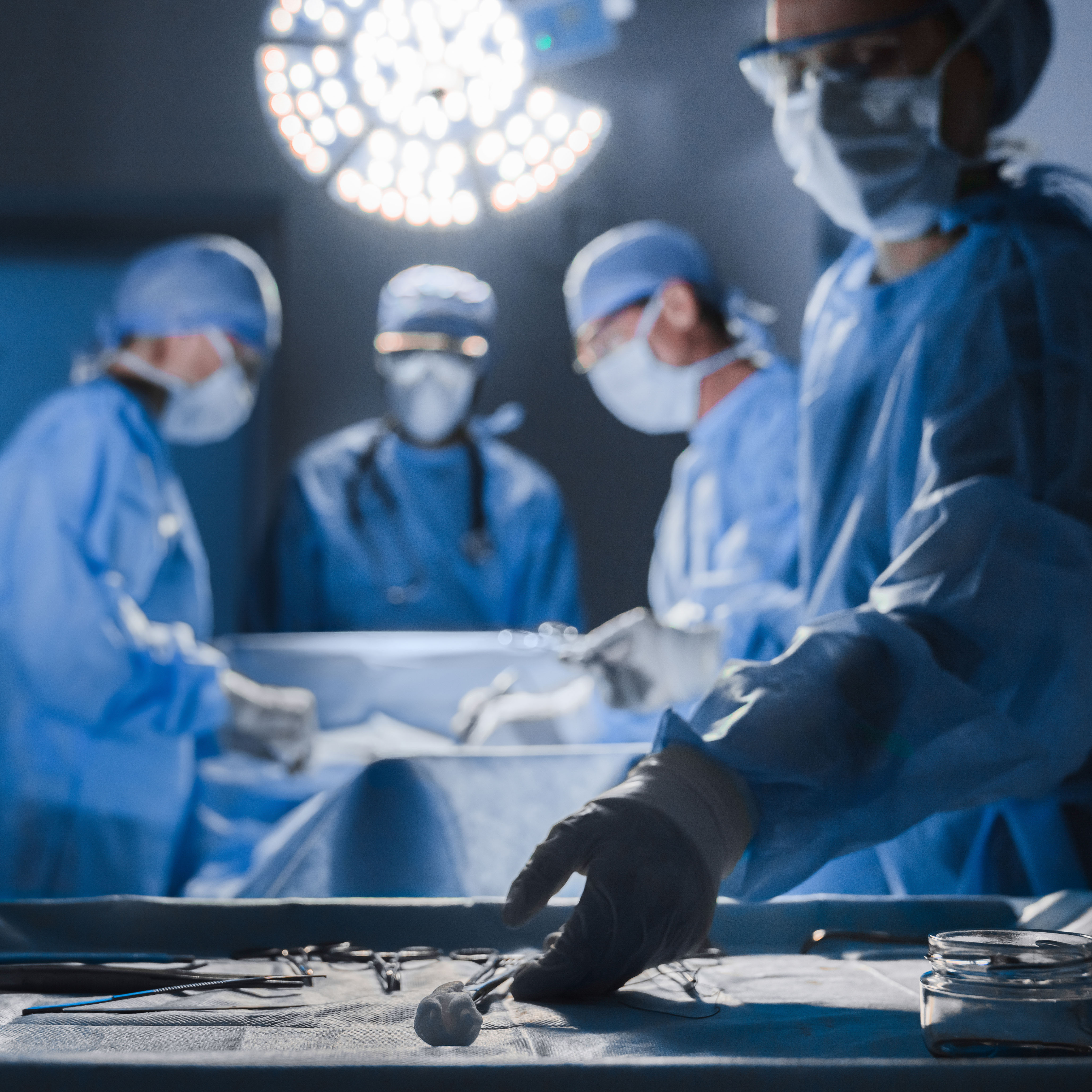 外科医生执行一个操作