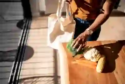 一位妇女在厨房里打开农产品的包装