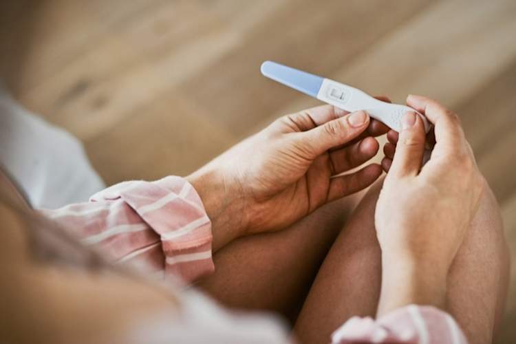 女子在看妊娠试验阴性