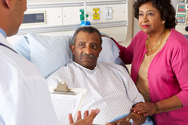 医生在医院,男子的妻子说话的人。