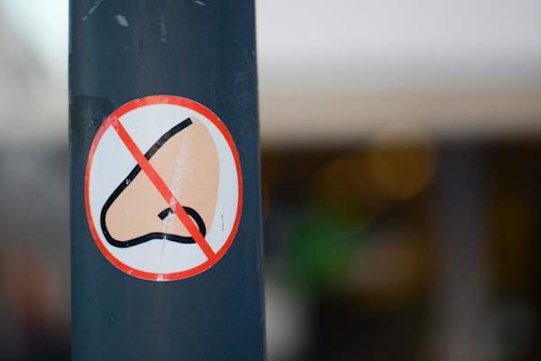 鼻子贴纸上有“no”符号