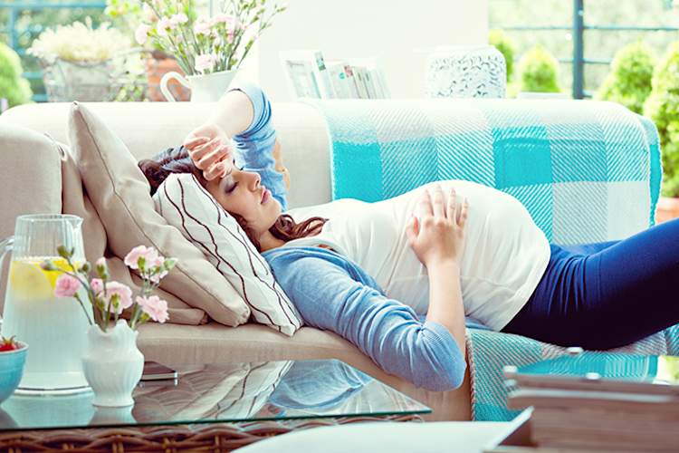 孕妇在疼痛发作时躺下。