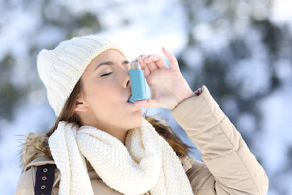 冬季使用吸入器的妇女