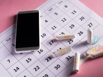 日历，电话，和卫生棉条。