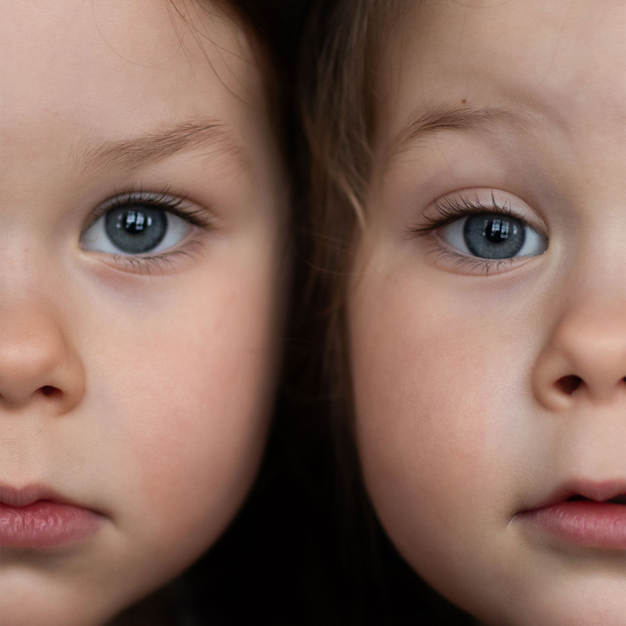 一对双胞胎女孩的特写