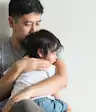 父母安慰孩子