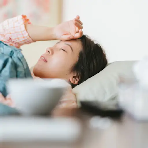 在沙发上发烧的女人