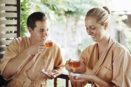 一对夫妇在水疗中心喝花草茶。
