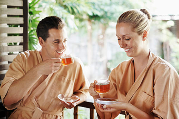 一对夫妇在水疗中心喝花草茶。