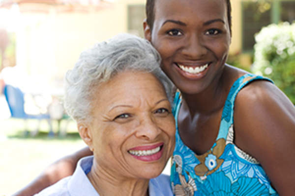 年迈的母亲和她的女儿微笑外树形象。