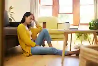 一个疲惫的女人坐在地板上