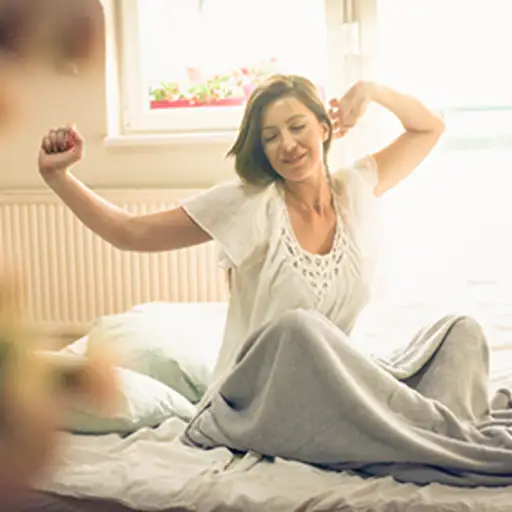 女人带着微笑醒来。