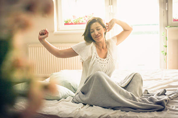 女人微笑着醒来。