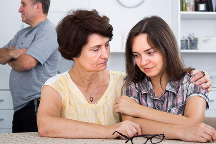 与她的女儿一个严肃的谈话母亲。