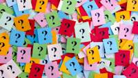五颜六色的方块上有许多问号。