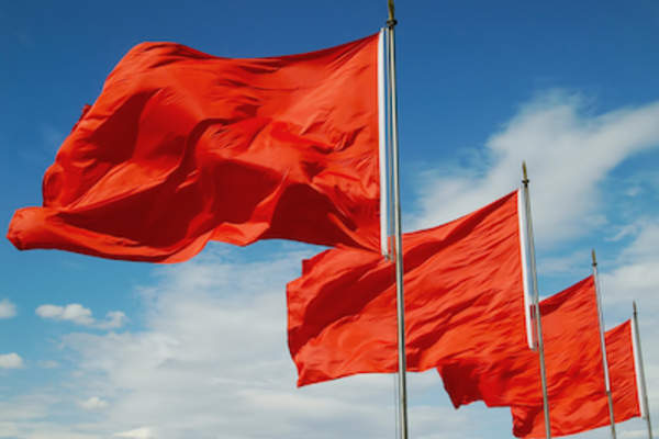 红旗迎风飘扬。
