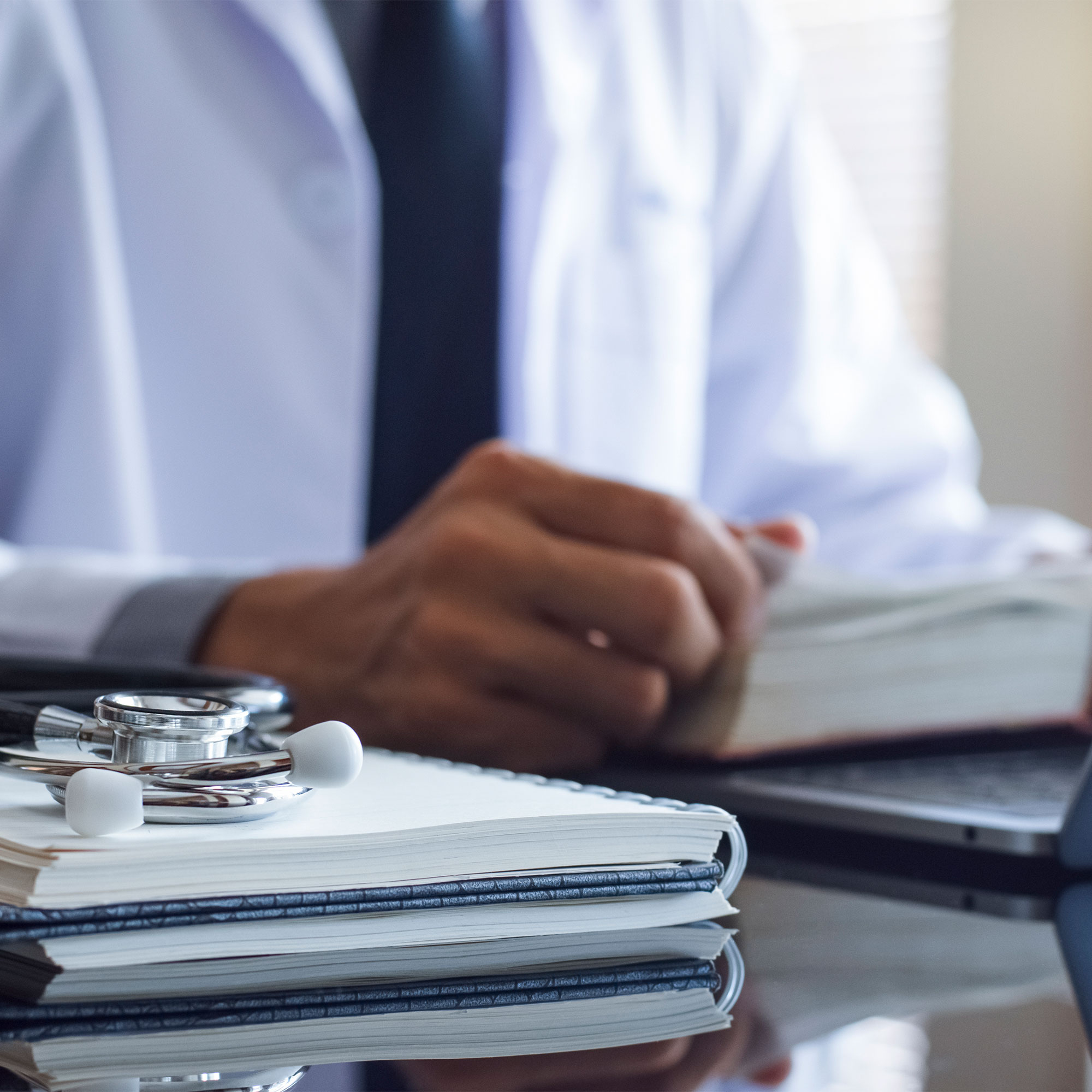 医生在他的计算机上的特写镜头