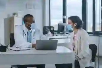 医生和病人看笔记本电脑