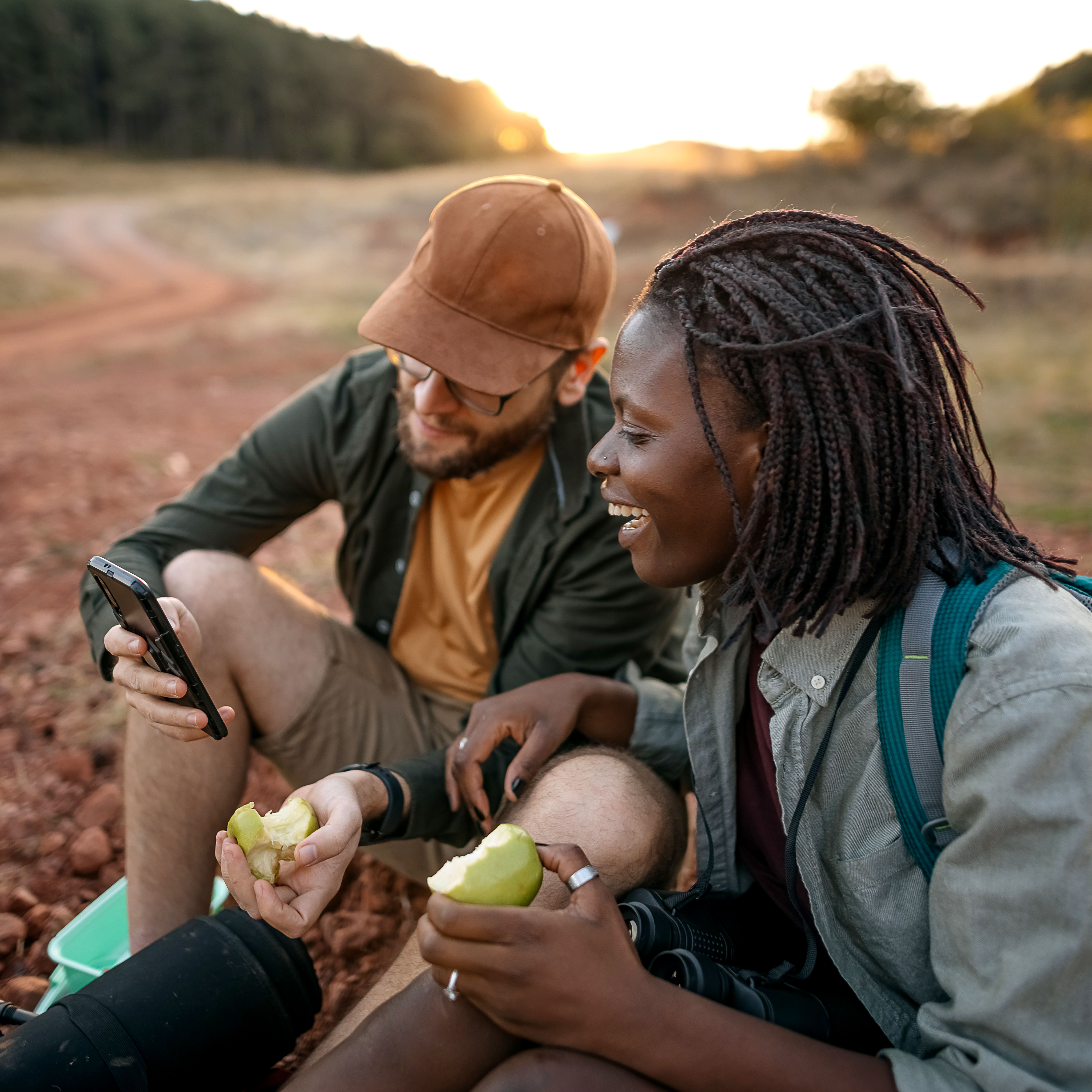 朋友一起徒步旅行