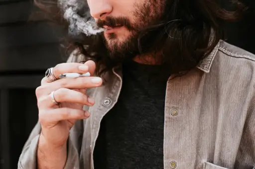 男人吸烟香烟
