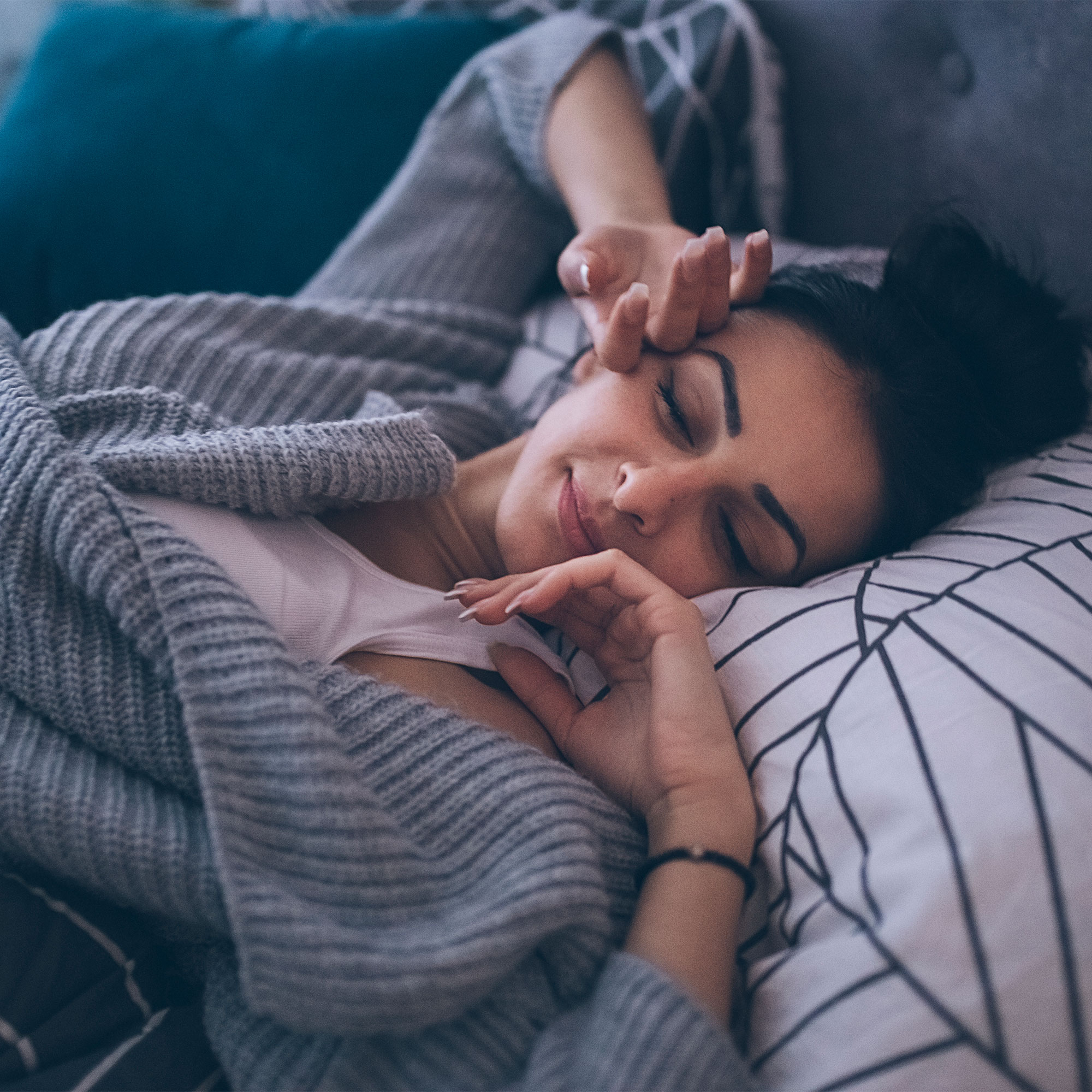 一个女人在睡眠中微笑