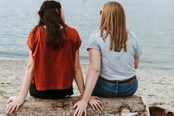 两个女人用手接触交谈