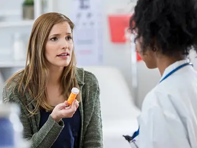 担心的病人与医生谈论药物。