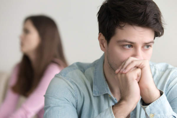 心烦意乱的家伙陷入沉思,与女友争吵,生育问题。