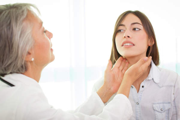 医生检查喉咙女子