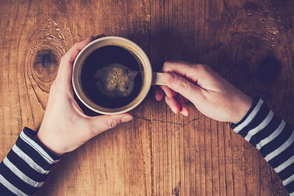 女人喝了一杯咖啡。