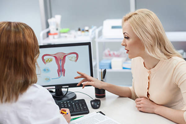 女性咨询妇科医生。