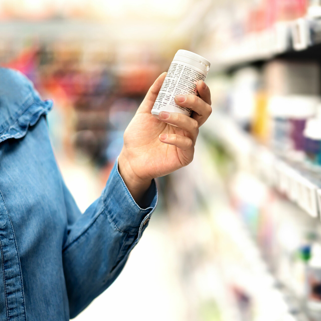 的特写镜头在柜台的人拿着一个药瓶子