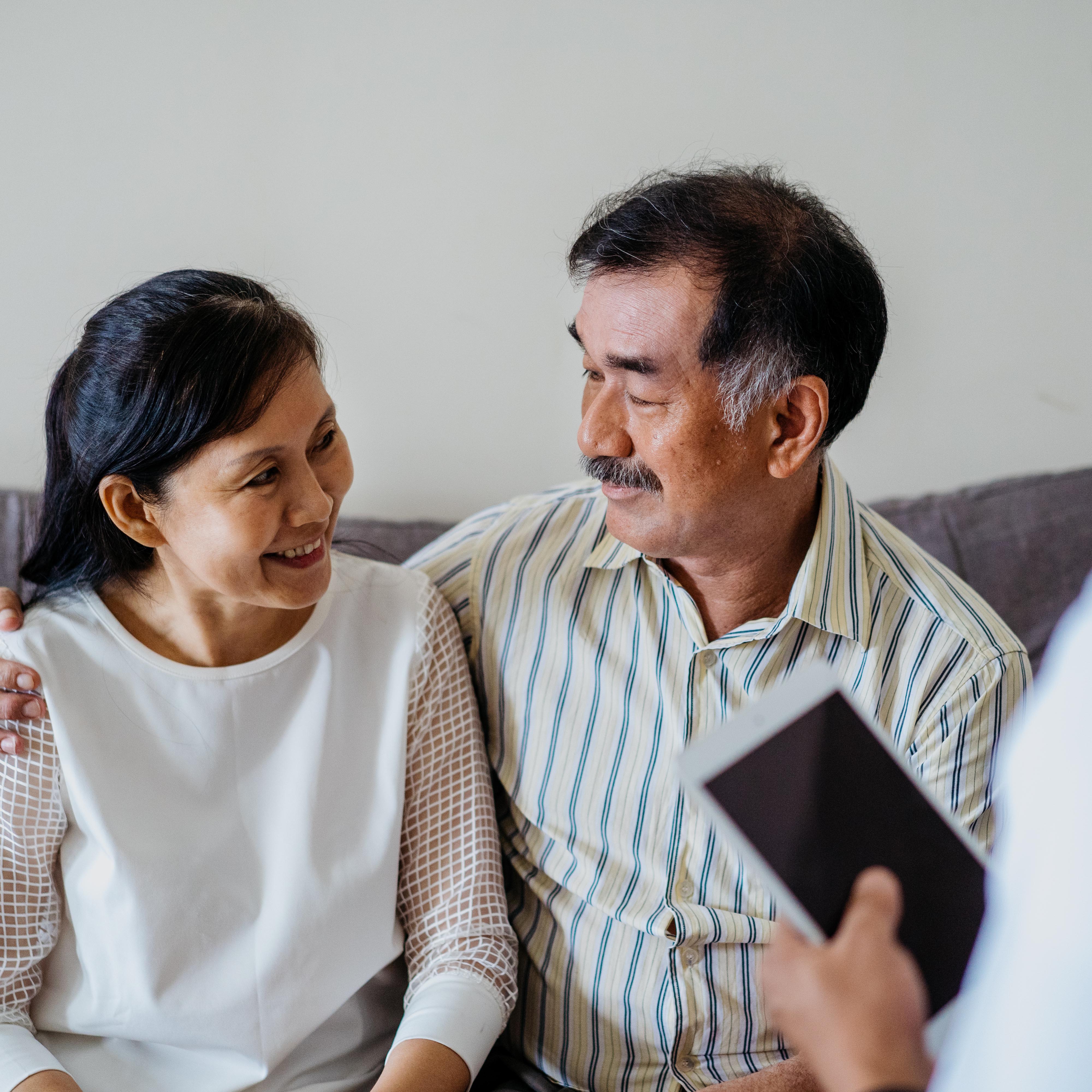 高级夫妇一起拜访医生