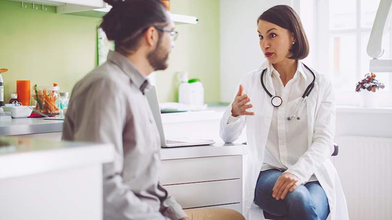 医生解释慢性荨麻疹的治疗方案。