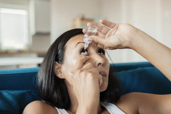 女人使用眼药水