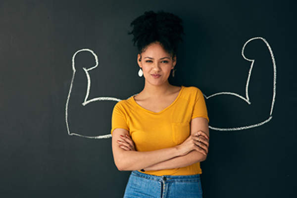 坚强,自信的女人在船上拉她身后肌肉发达的手臂。