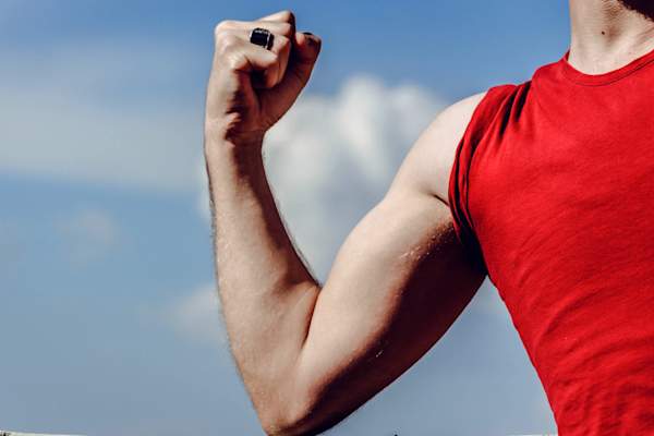 男人弯曲二头肌