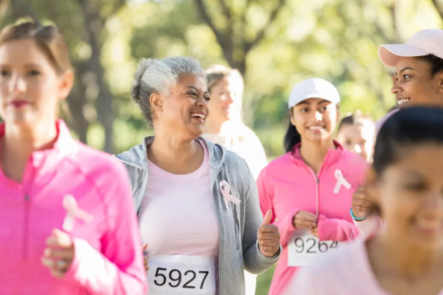 妇女为乳腺癌慈善机构参加5公里赛跑