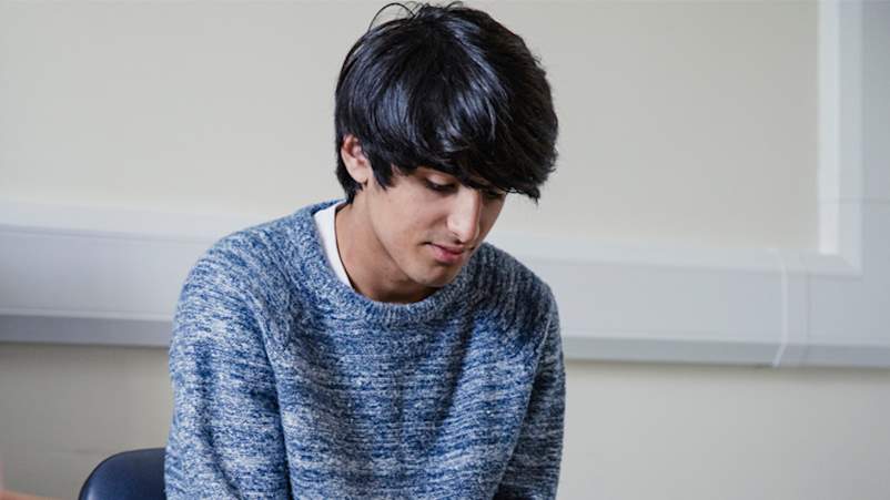 郁闷的年轻人。